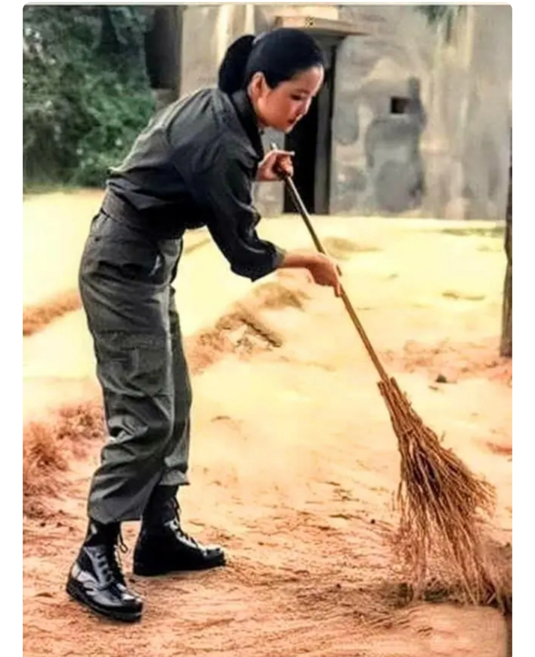 穿军装扫地的邓丽君