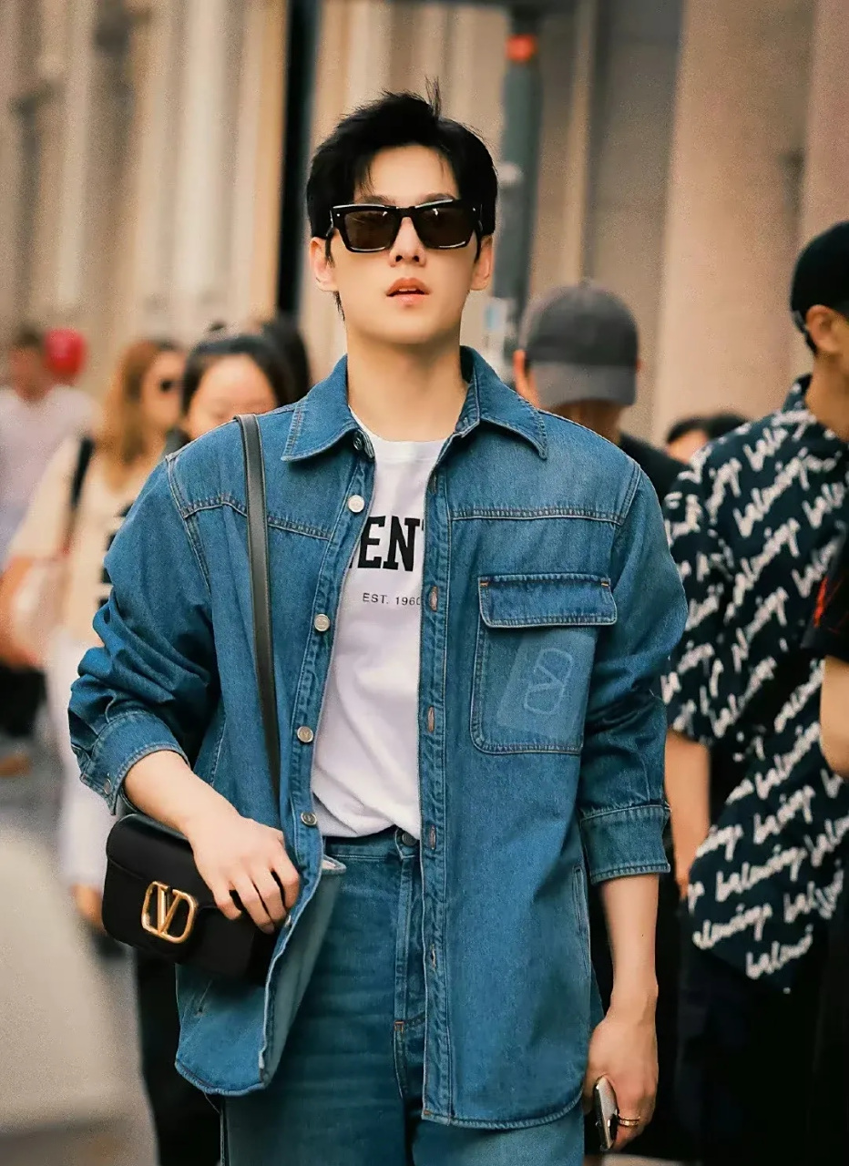 杨洋是五官立体的正统帅哥,清爽又有型,颜值与气质俱佳.