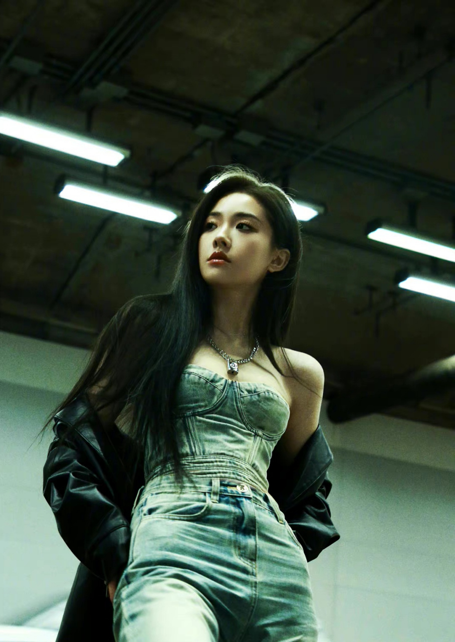 喻言# 牛仔抹胸裙,性感妩媚,楚楚动人