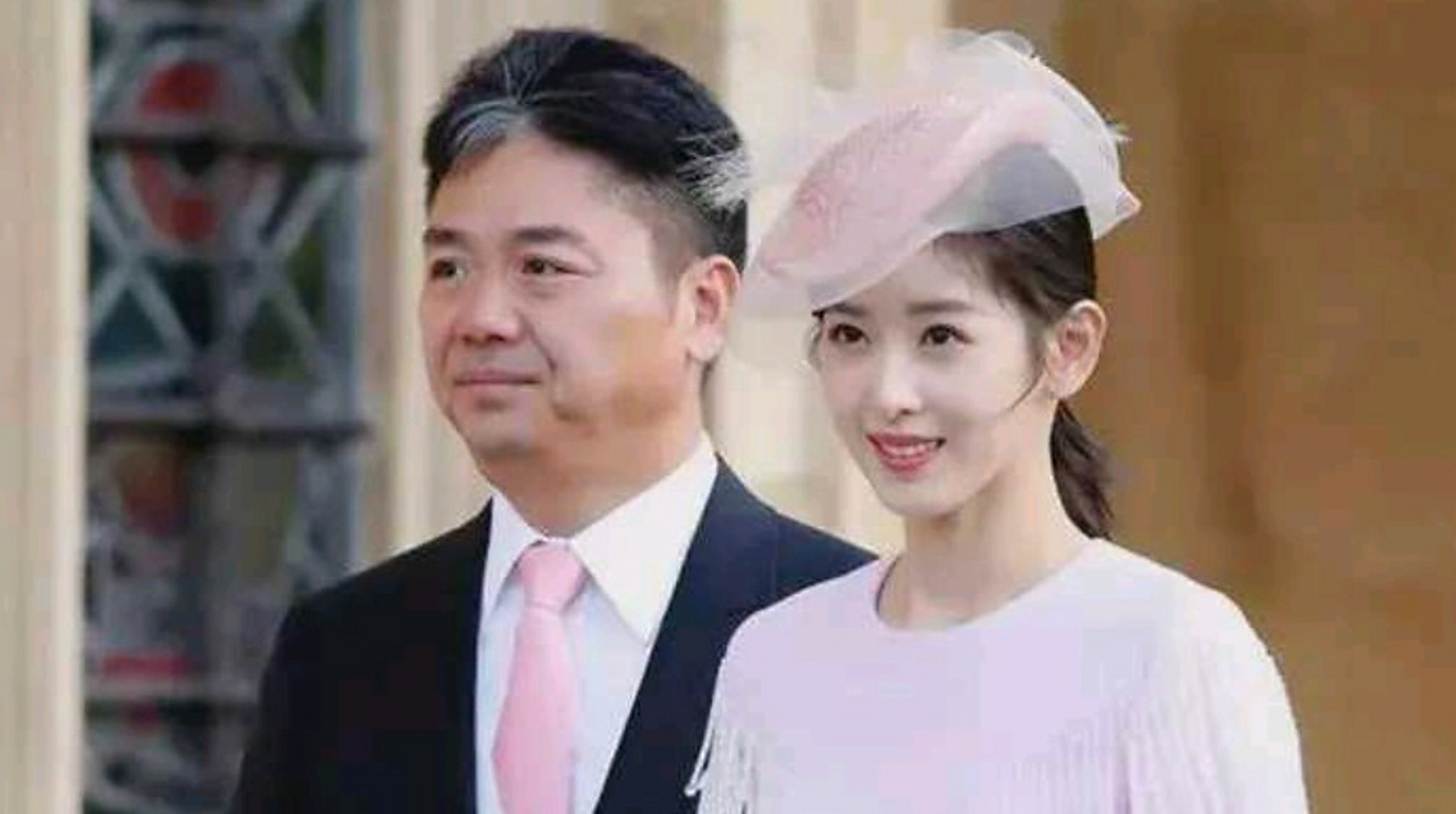 更有很多网友们爆料出,龚小京是刘强东的初恋女友,没想到两人多年