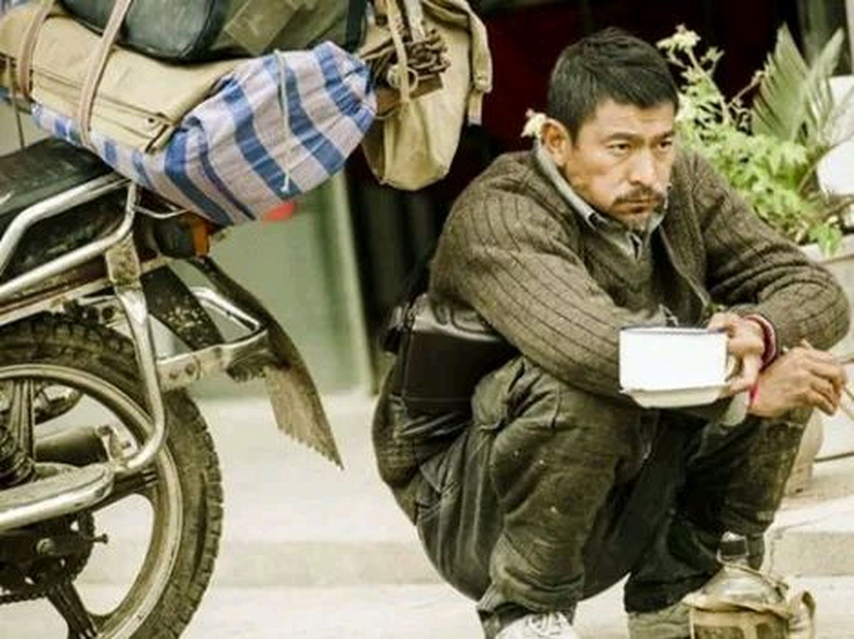 2015年,刘德华在拍摄《失孤icon》时,蹲在地上吃饭.