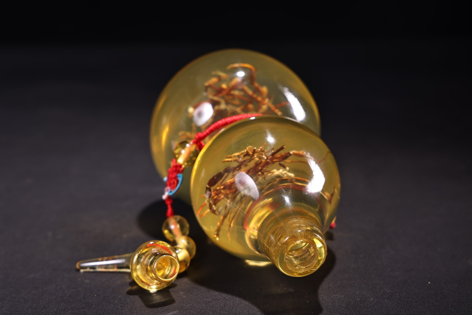 珍品旧藏收清代宫廷御藏花琥珀雕刻葫芦 品相保存完好    造型独特