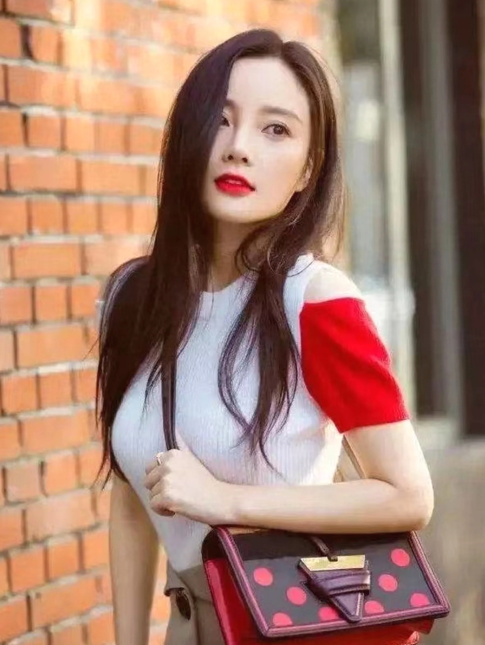 李小璐的快乐生活给你正能量  自从"做头发"事件以后,李小璐这些年过