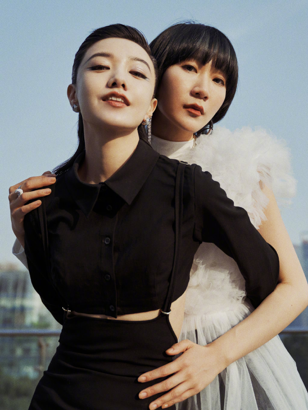 郭采洁与阿肆合拍大片,个性美里藏着冷酷叛逆与张狂