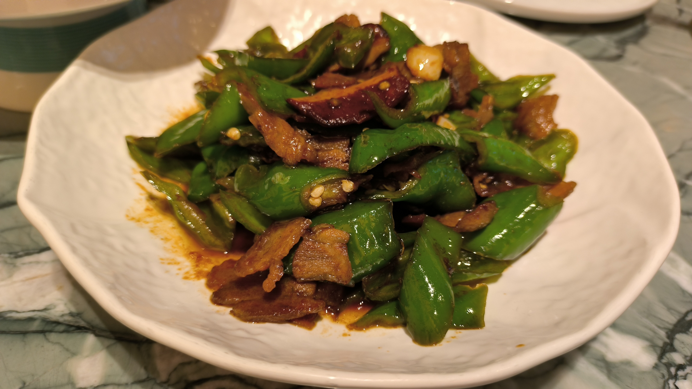 徽州小炒肉, 不是很辣, 辣椒和肉都很好吃, 受到一致好评.