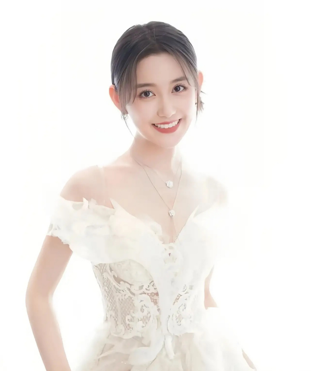 蒋依依袭白色低胸礼服,浪漫优雅!越来越有女人味哦