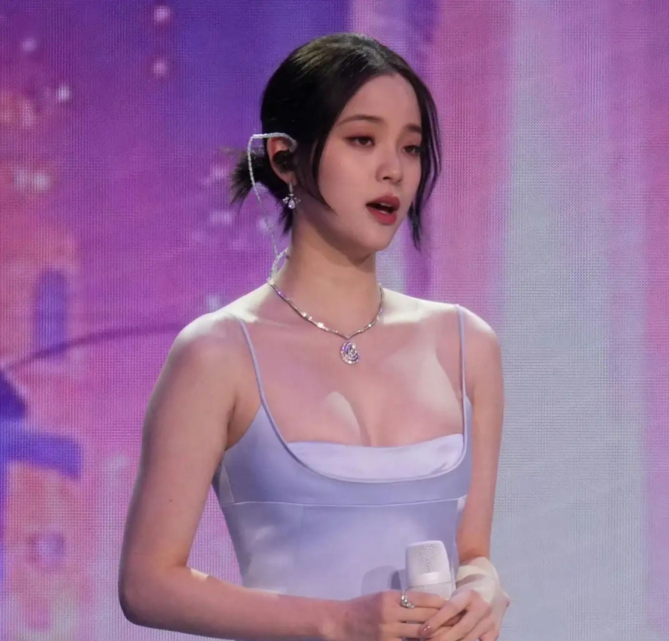 她这款低胸晚礼服的吊带款式性感又纯欲,u型深领加上防光布的设脊还