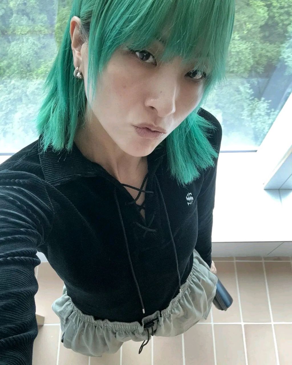 陈奕迅的老婆徐濠萦这次又换了新发型,把头发染成了绿色,看起来倒不是