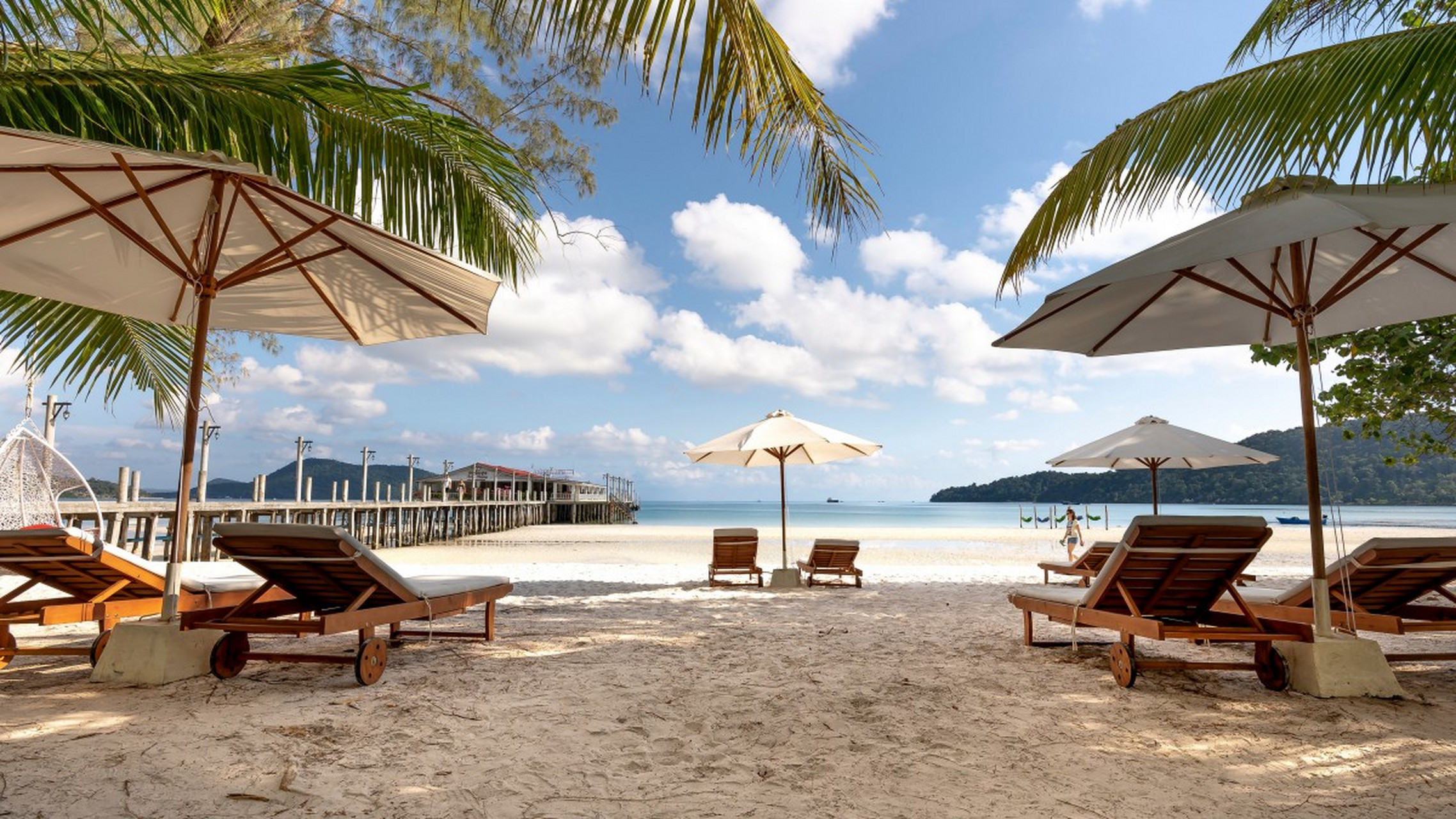 夏天来临,许多人选择去海边度假,享受阳光,沙滩和清凉的海水.