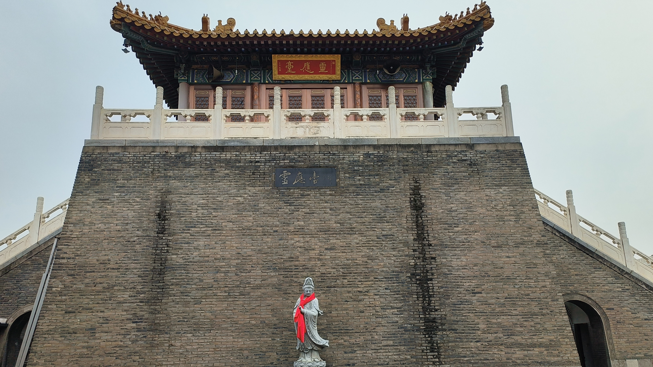 西五台云居寺是西安最市井街区洒金桥的一处闹市丛林,游览熙熙攘攘的