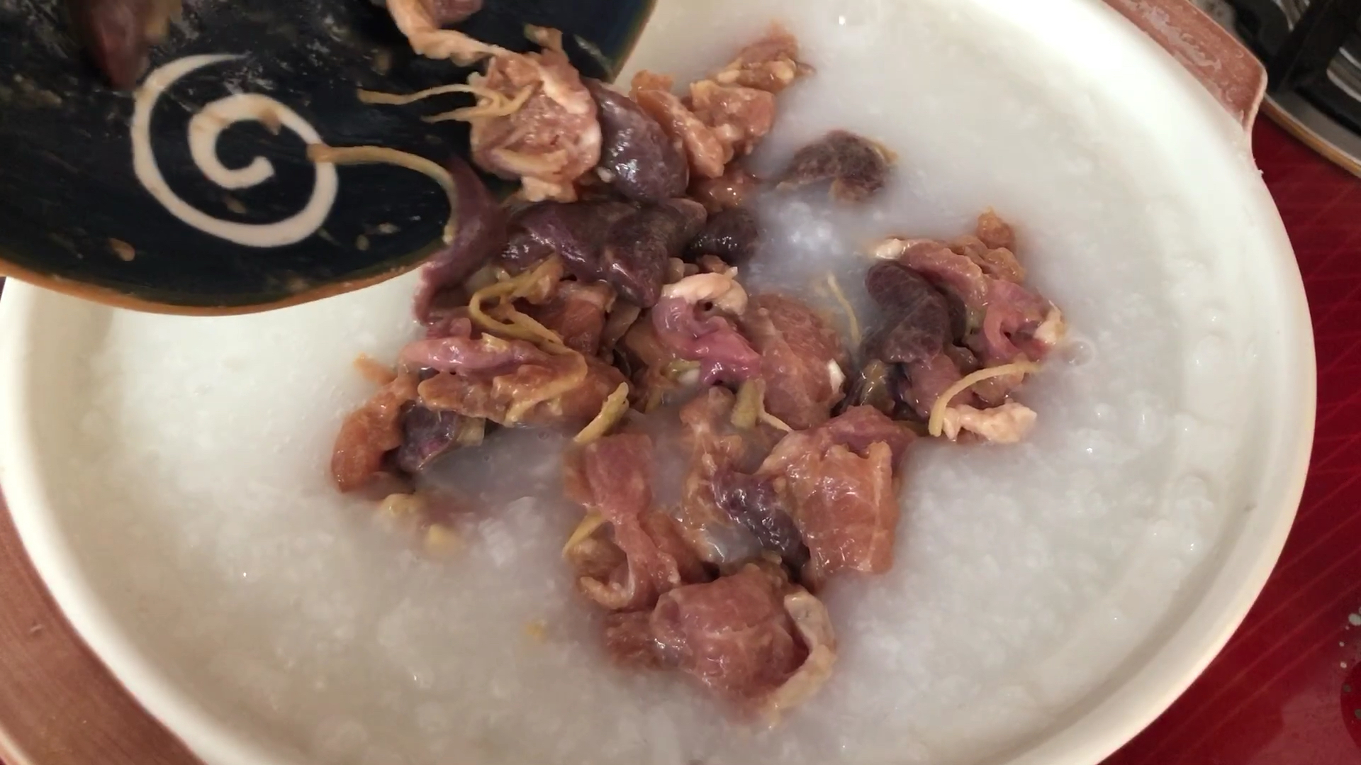 广东人吃不腻的生活猪杂粥做法,鲜嫩爽脆入口丝滑,做法简单