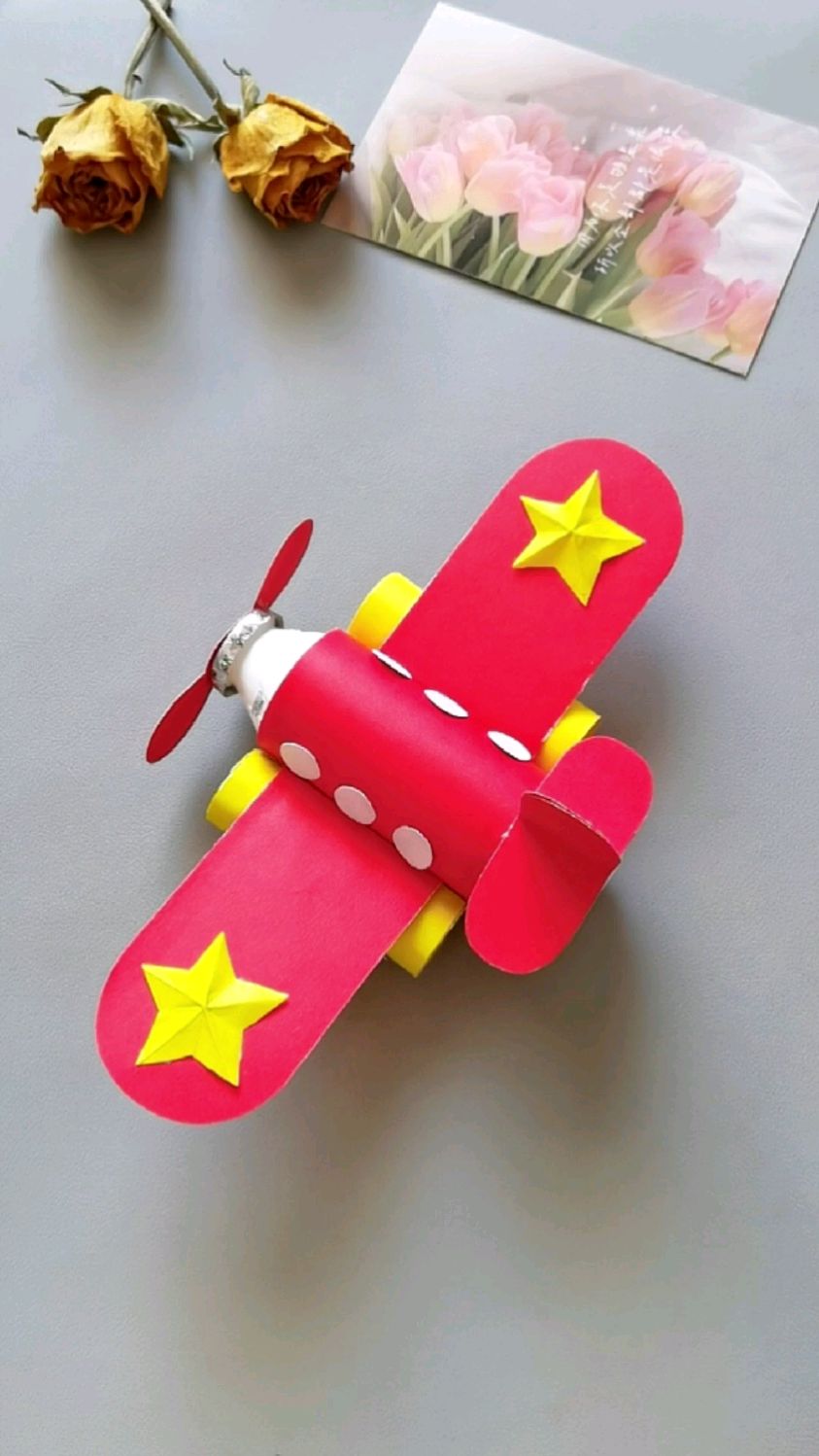喝完的酸奶瓶不要扔给孩子做一架好看的手工小飞机吧