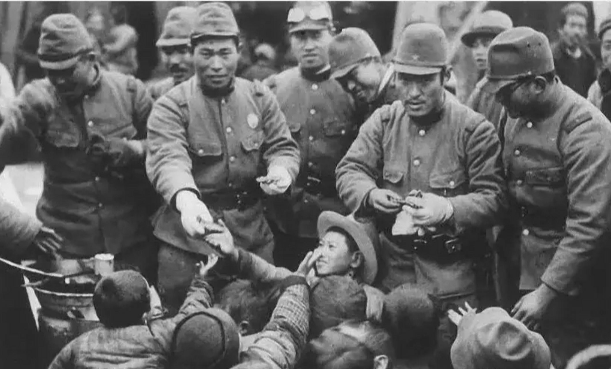 小日本杀害婴儿还乘坐婴儿车四处游荡 这张照片展示了日本侵华时期的