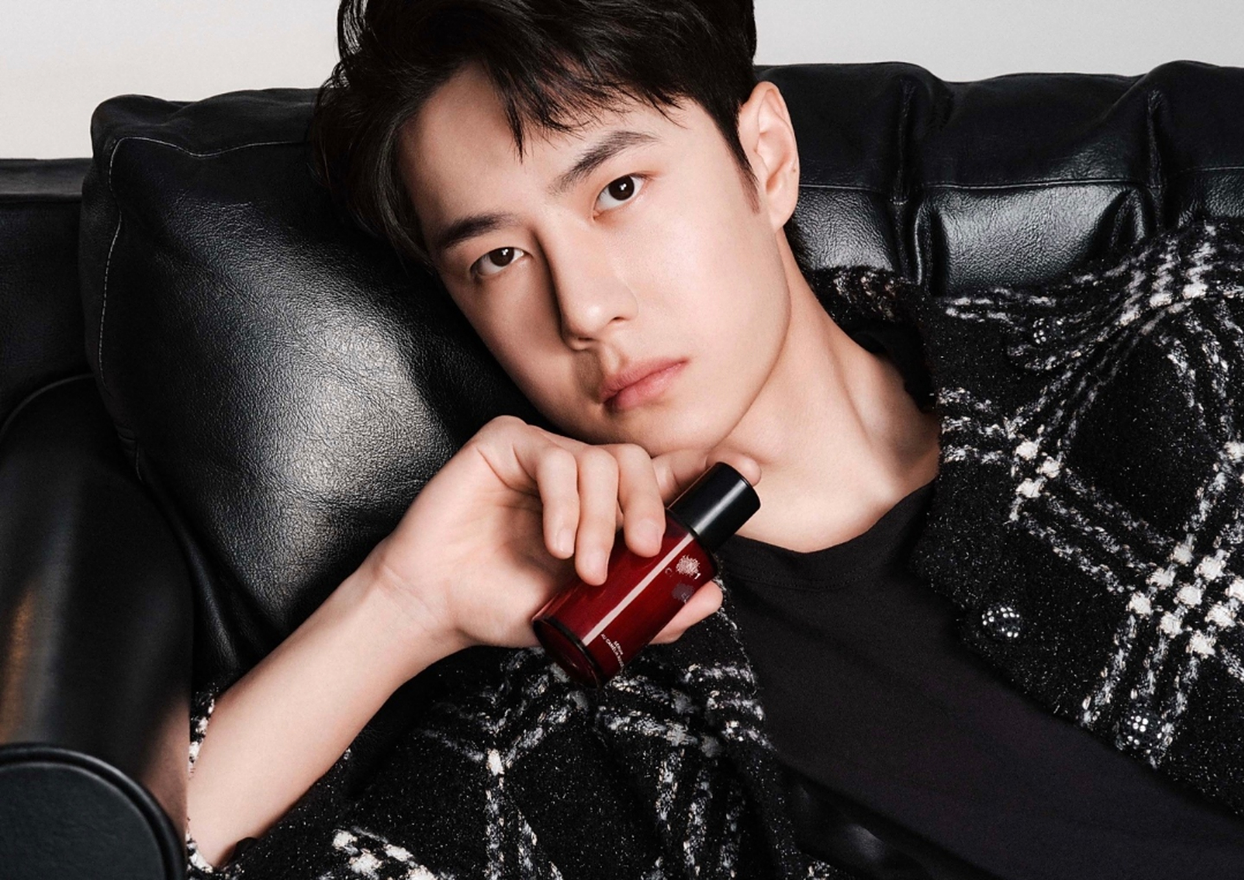 王一博与香奈儿红山茶花全新大片出炉了,高颜值面容加上犀利眼神,魅力