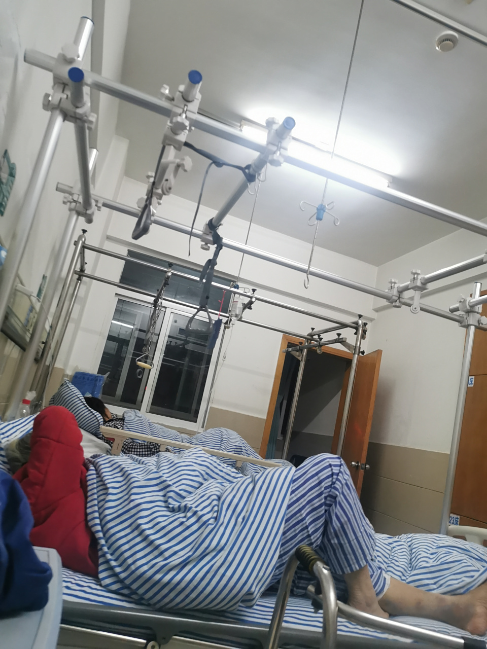 第一次在医院干陪护这种事情,  现在半夜三更的,怎么也睡不着.