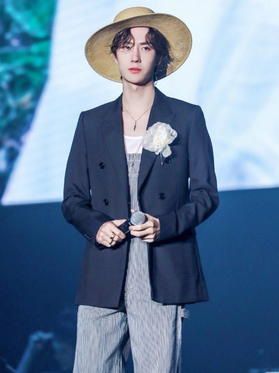 王一博帽子控实锤,戴帽子可太好看了