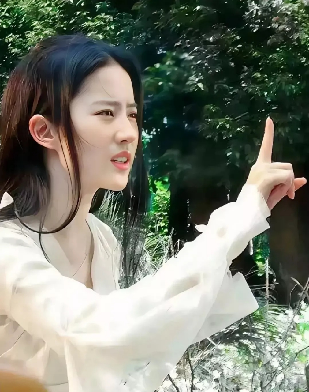 微表情10秒看穿一个人: 1,眼睛向左看,是在回忆.