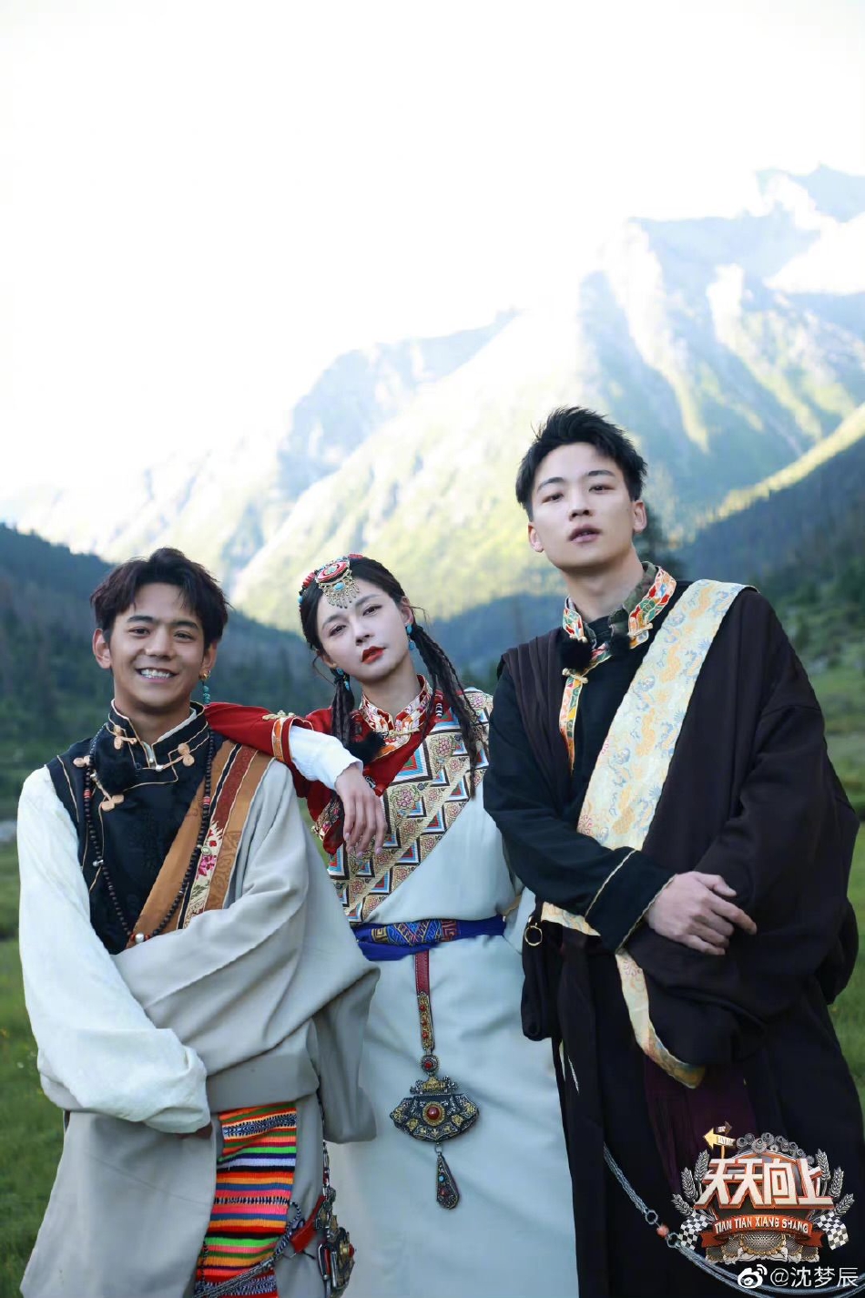 组图：沈梦辰晒穿藏服美照似少女与丁真同框合影尽显异域风情