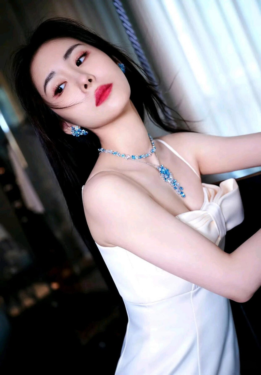 漂亮且才华出众的张碧晨,在一个装饰复古的内室中,身穿一袭优雅迷人的