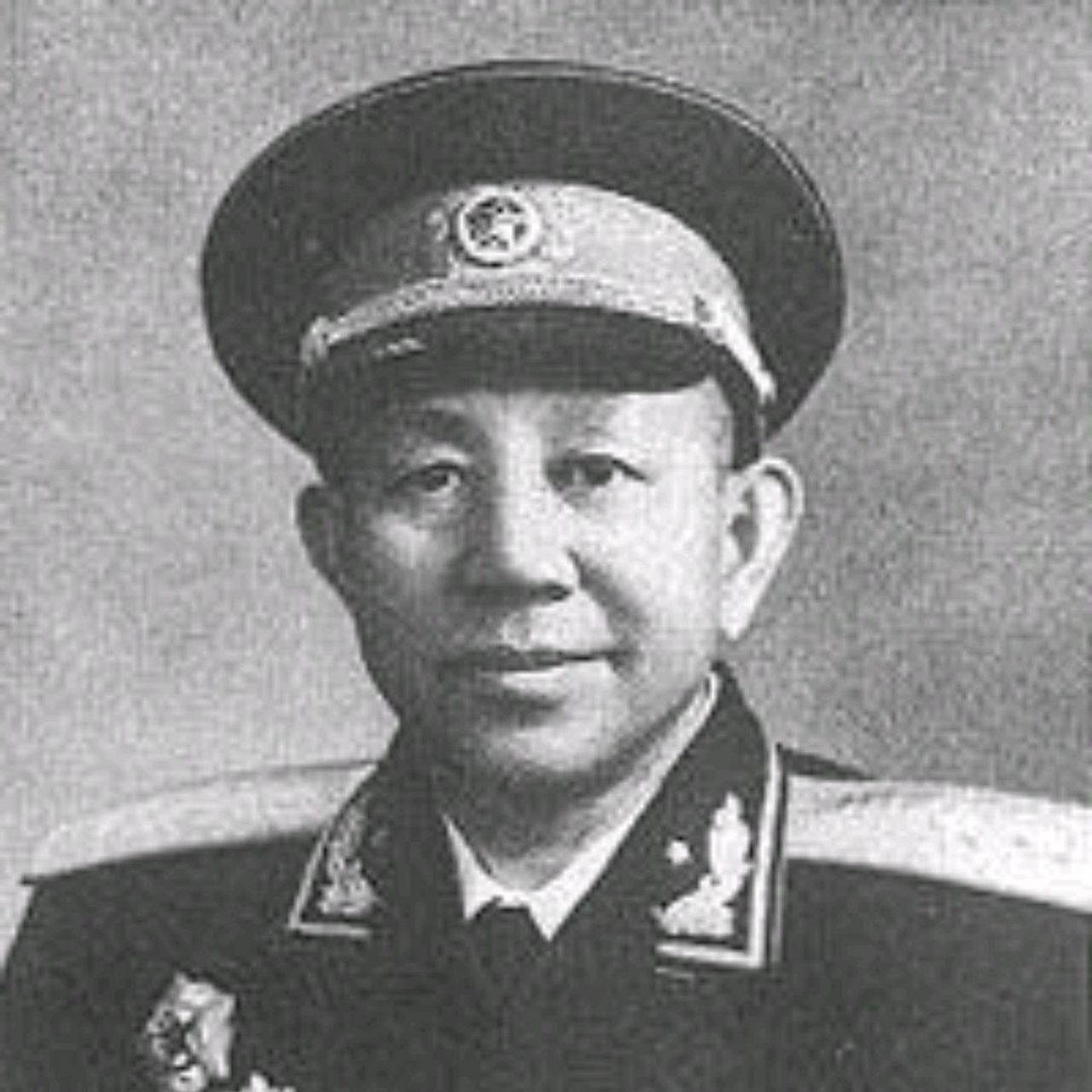 1936年10月的一天,通渭县一个行人缓缓脱下右臂的袖子,只见右臂有个