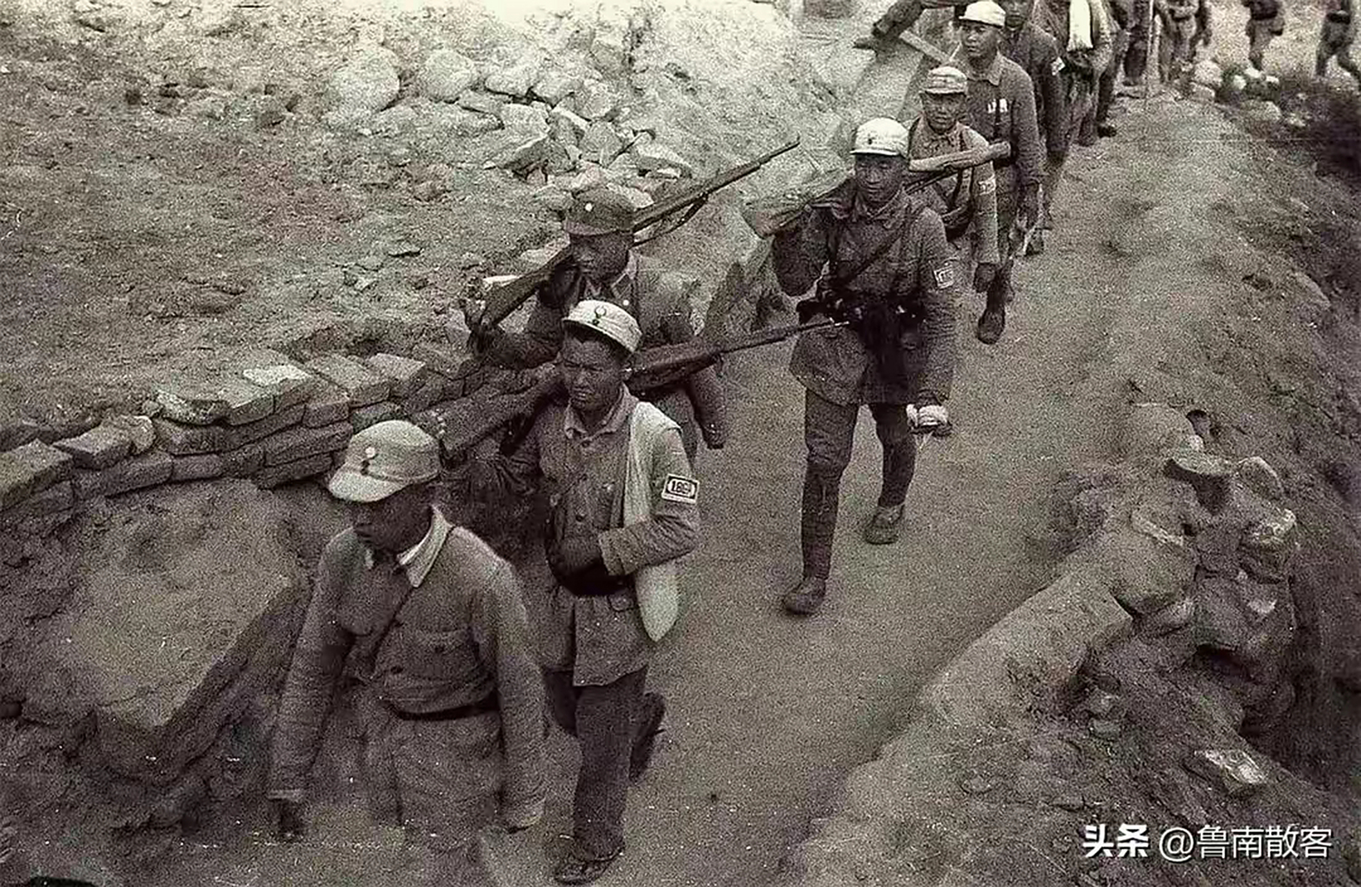 3月30日早晨,部队从淄东井筒村一路纵队出发,四连做先锋,七连做后卫