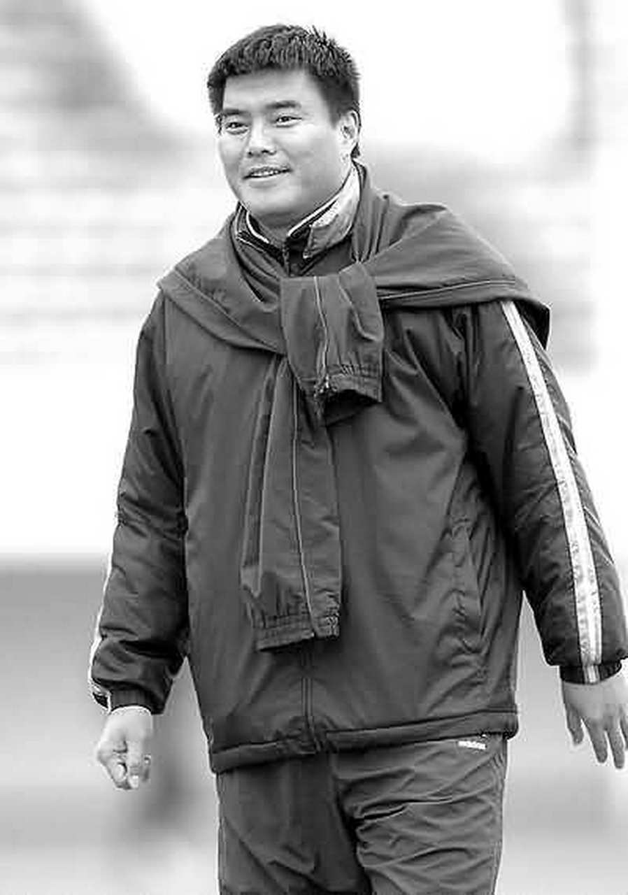 小王涛1970年4月22日生于大连,身高1米94,司职中锋,曾先后效力于