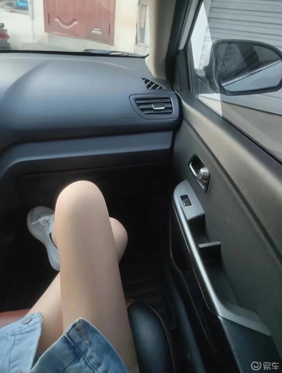 发现副驾坐着另外一个女人并对你说:"真不好意思,我晕车,只能坐副驾