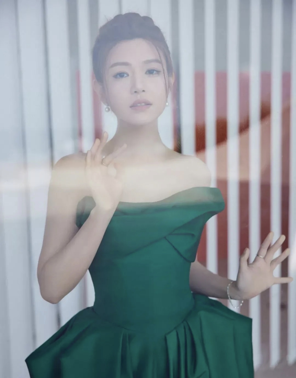 陈妍希的唯美性感写真 一身翠绿色的丝绸材质 一字肩抹胸礼服裙 可爱