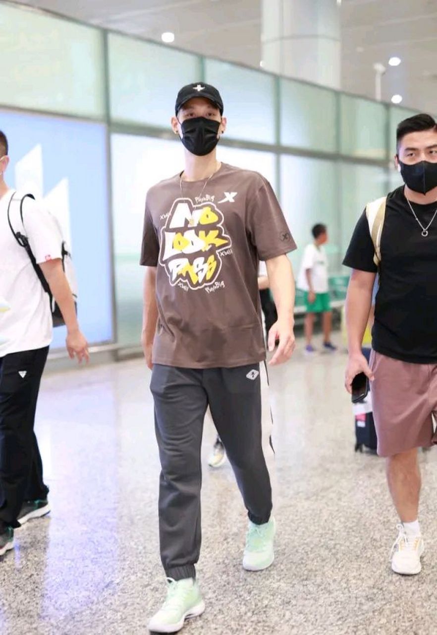 林书豪出现在广州机场,有很多球迷来到现场与他近距离接触,林书豪穿了
