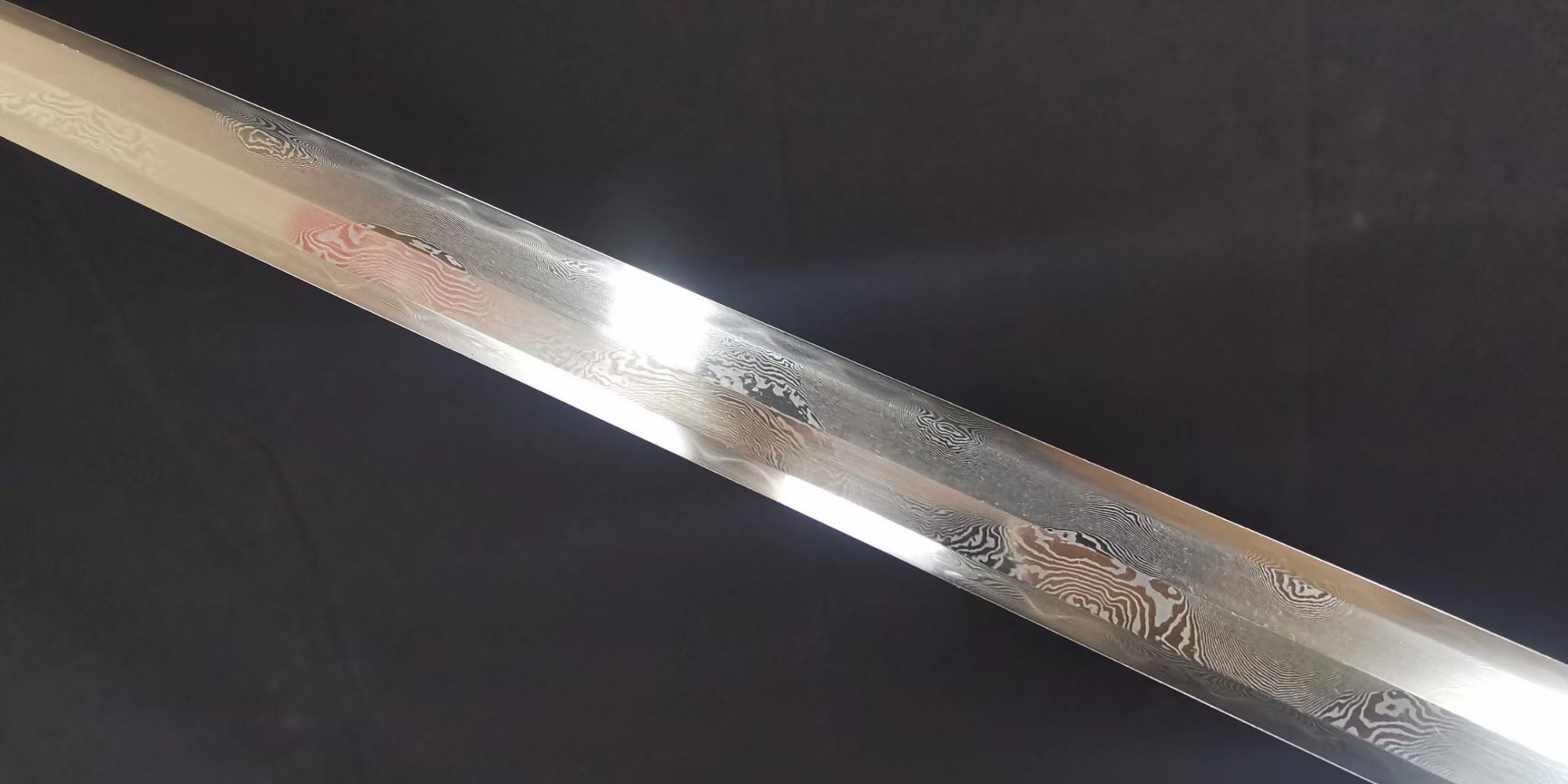 龙凤战剑是以剑身装具龙凤戏珠取名