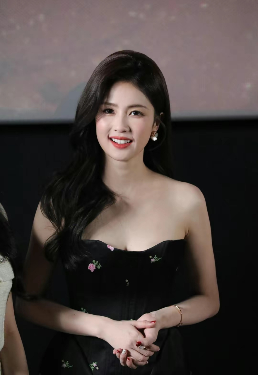 白鹿 身着低胸印花连衣裙出席活动现场 纯欲天花板,女神范,让人欲罢不