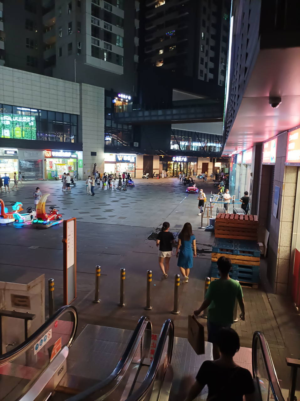 黄贝岭村是深圳罗湖有名的城中村,随着深圳的发展,依仗着罗湖中心的