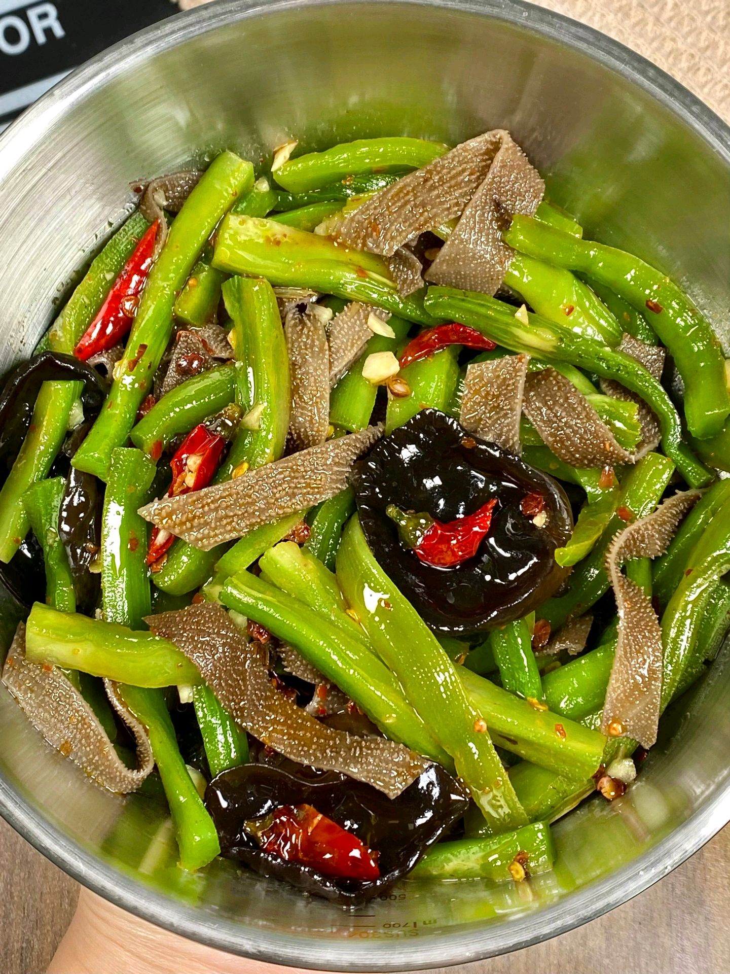 今天分享一道凉拌菜贡菜木耳拌毛肚真的巨脆爽