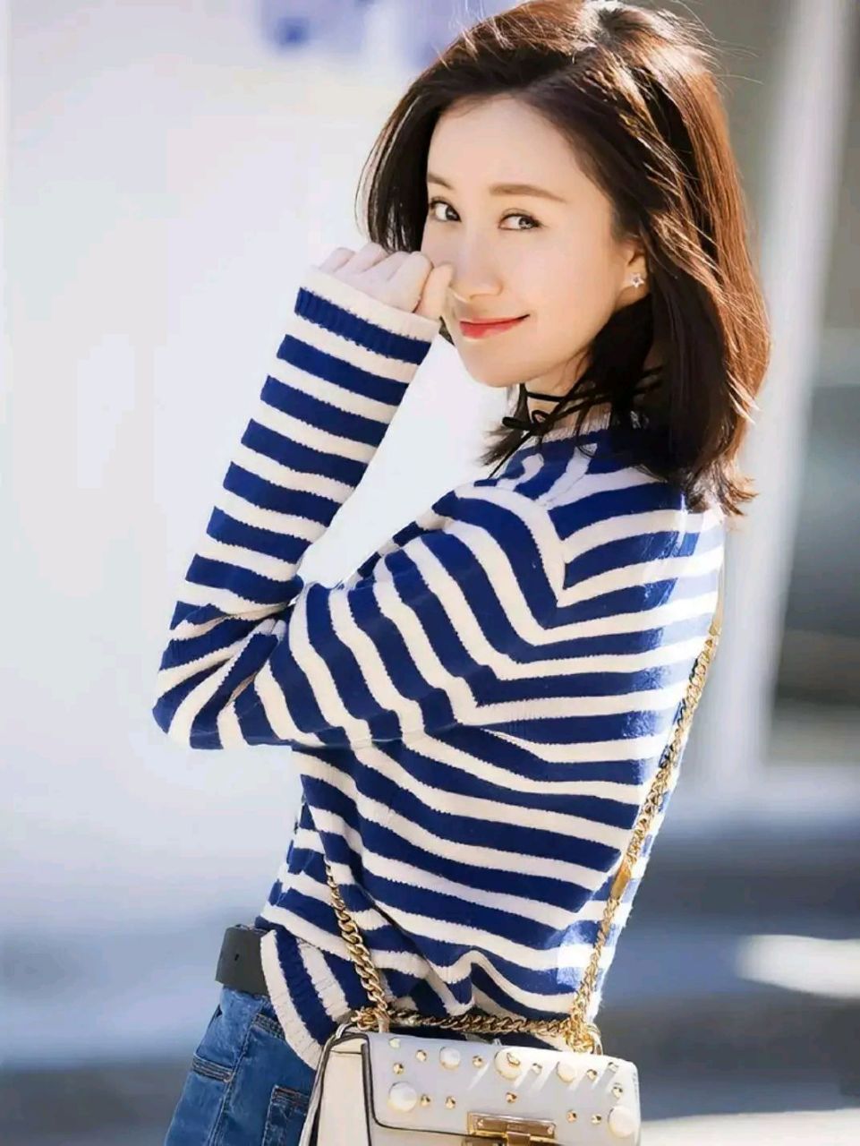 舒畅,1987年12月1日出生于中国吉林省白山市,自幼在北京长大  毕业于