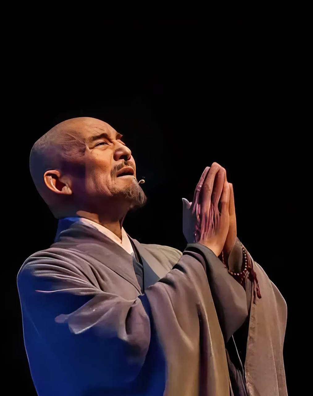 有句话说的很对, 拜佛,不是弯下身体,而是放下傲慢.