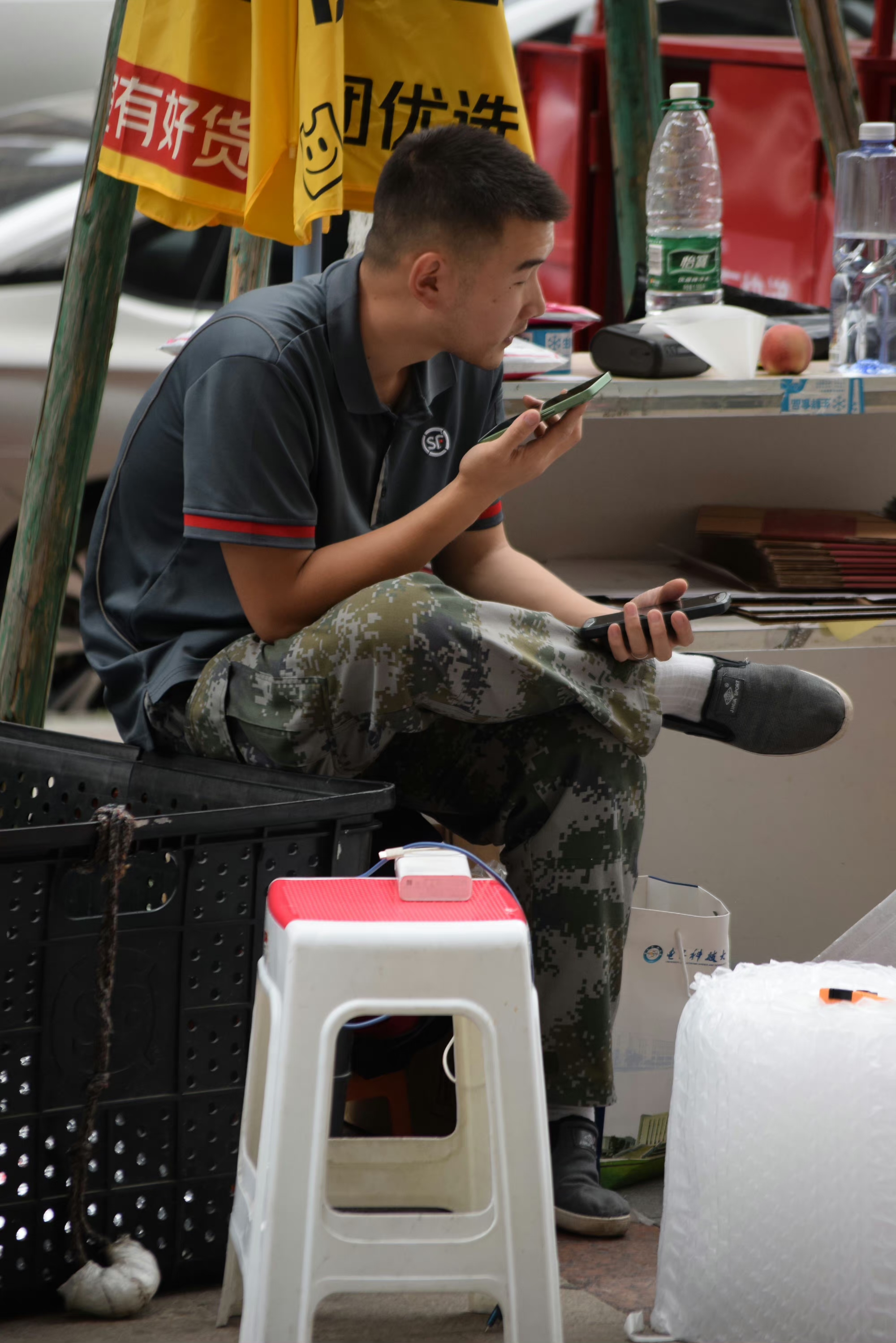 顺丰小哥今日的丝滑工装短袖和迷彩作训长裤确实是吸引了笔者