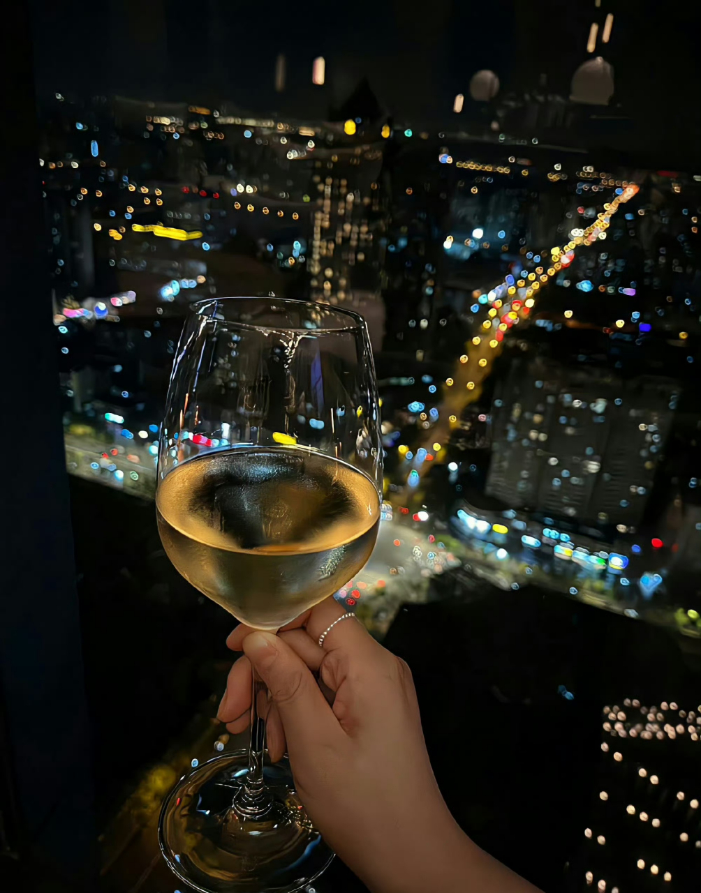 一些关于微醺/喝酒的文案  37,一口闷是为了找到       快乐的31