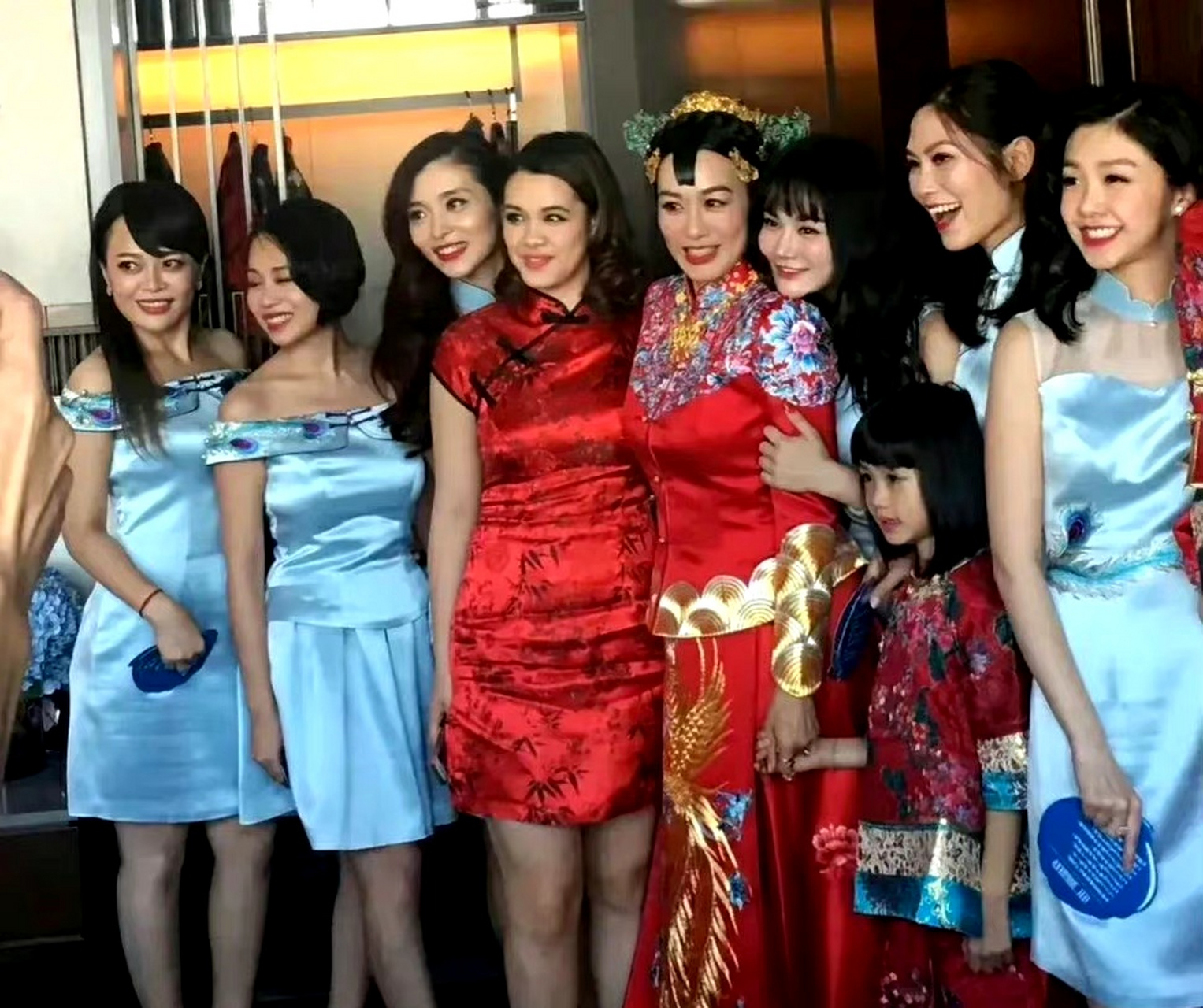 钟丽缇当年结婚照,拳王老婆冉莹颖竟然是伴娘吗?