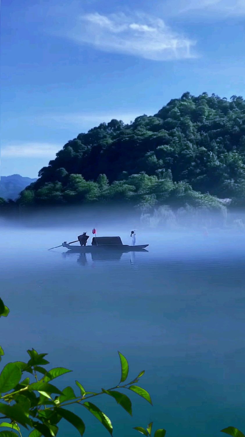 伴山伴水伴云烟,一叶轻舟山水间,渔翁本是凡间客,此时已是画中仙.