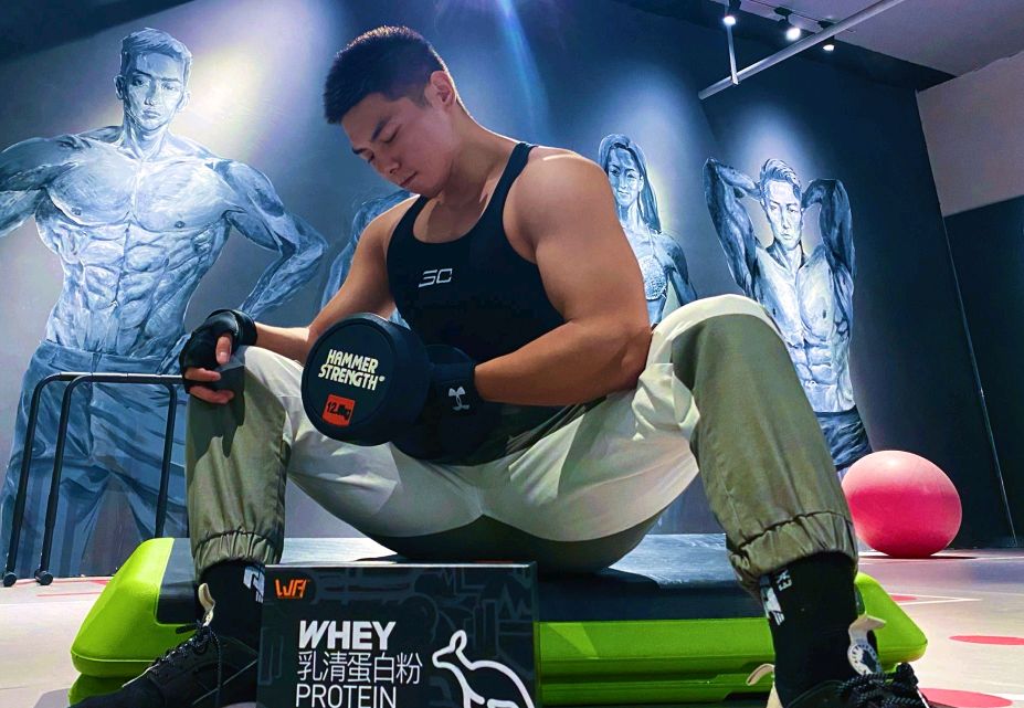 爱健身的帅哥,感受一下这肌肉,怎么样?