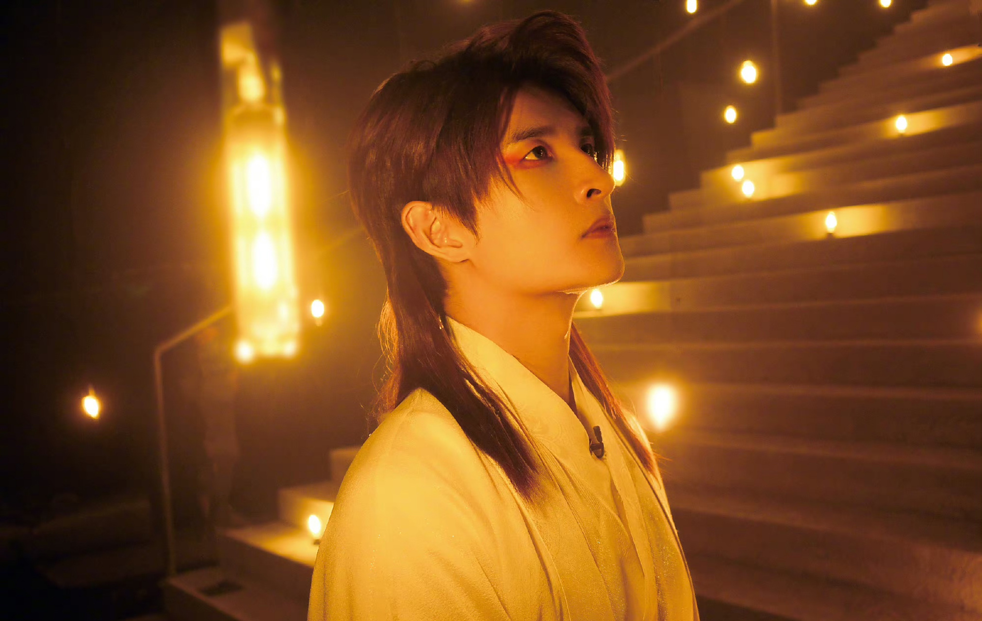 昨天,张远发文纪念《伶人》舞台,还自带话题张远的披头散发日常:伶 