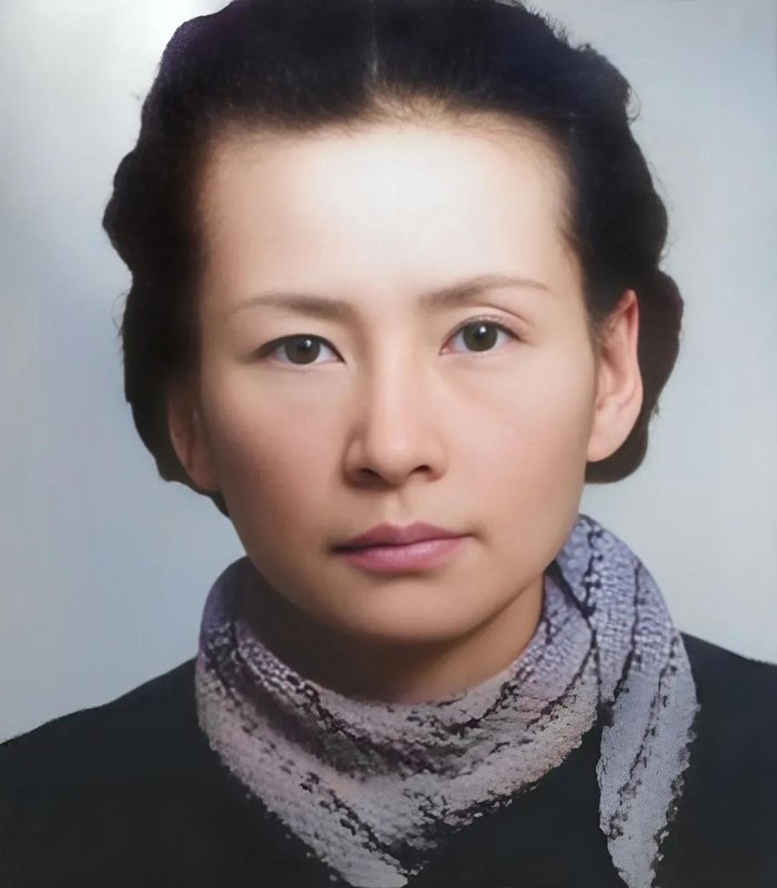 林微因的美是那个年代优秀女性,在封建社会,她超凡脱俗,有文化,有知识