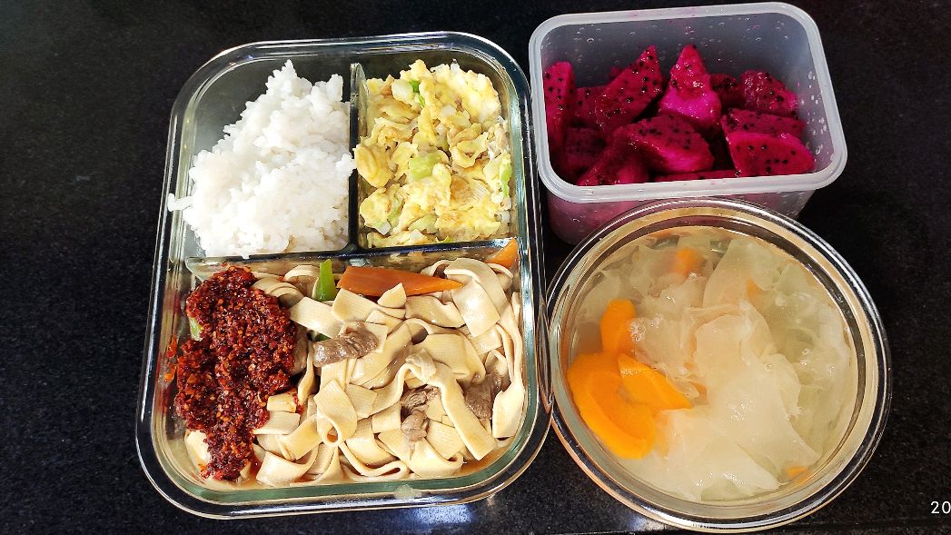 给老婆送午餐的第二十四天,尖椒干豆腐和银耳胡萝卜汤,简单家常