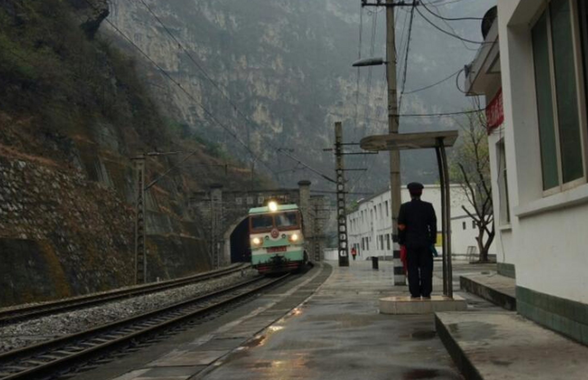 关村坝站是成昆铁路上的一个小站,位于四川省乐山市金口河区.