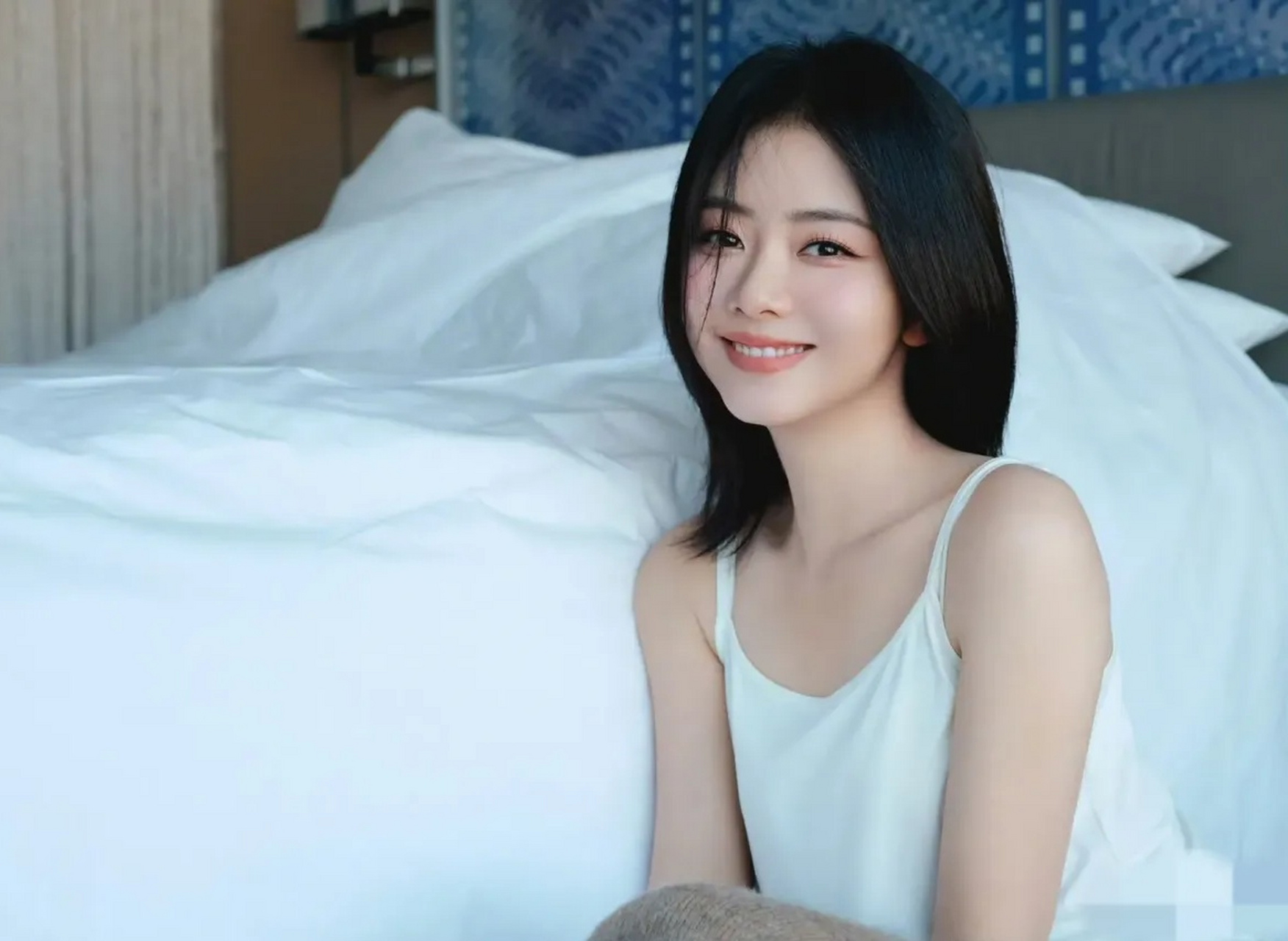 照片中,谭松韵的打扮十分低调简约,一件雪白的吊带上衣,丝毫没