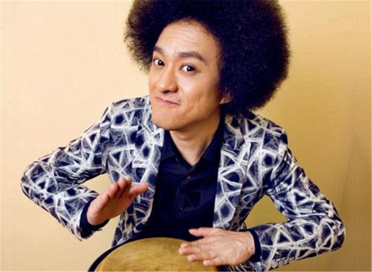 幼年扮女,长得像雪村的赵英俊:一个做过银行职员的音乐人