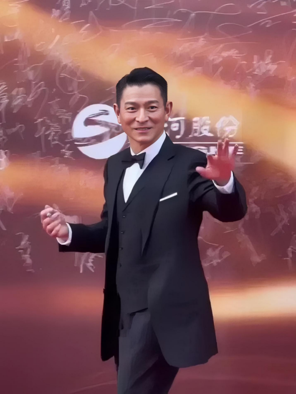 刘德华亮相华表奖红毯,男神风采依旧  刘德华,一个年轻的男神,不断地