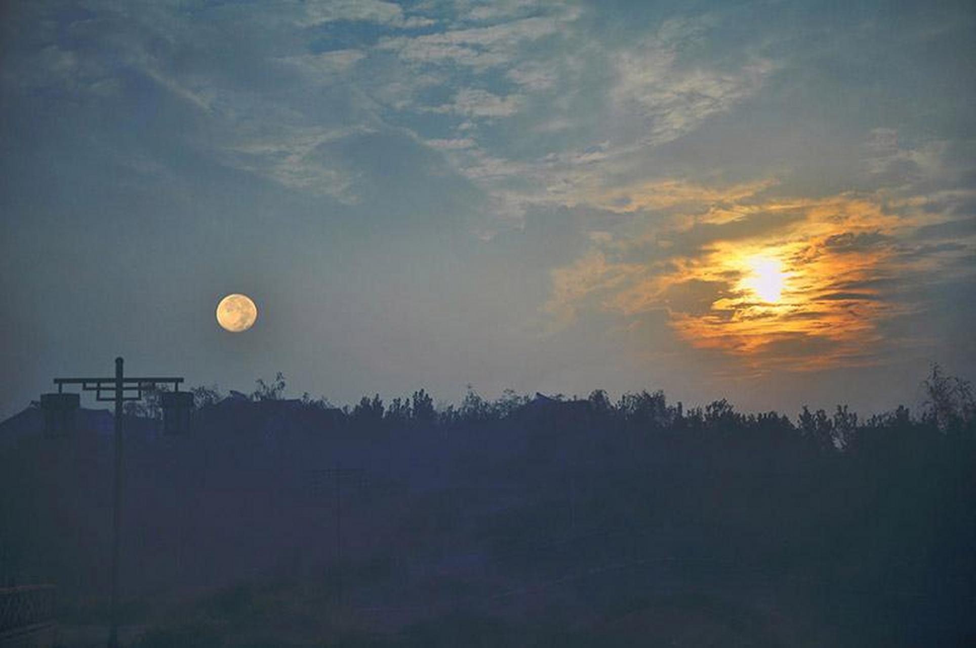 太阳和月亮共存的图片图片