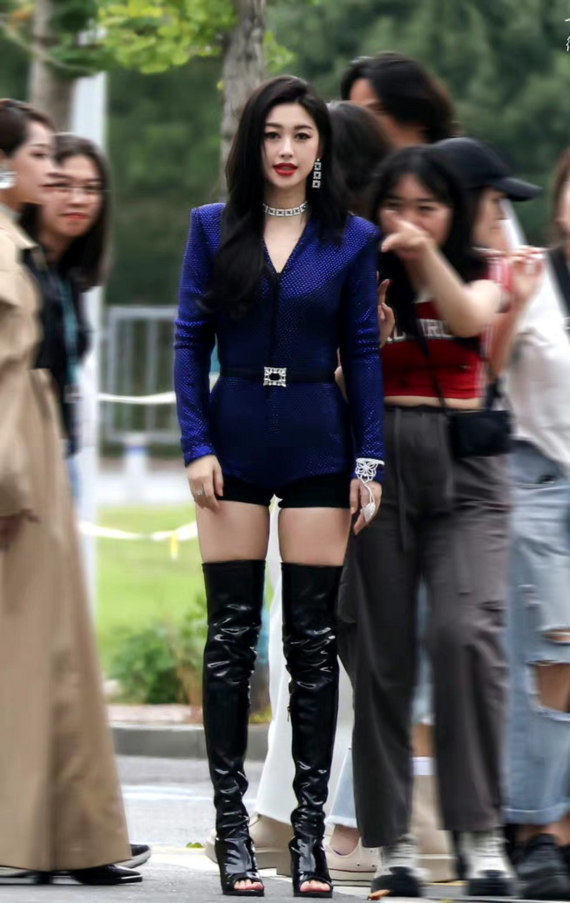 朱珠长筒皮靴大秀美腿