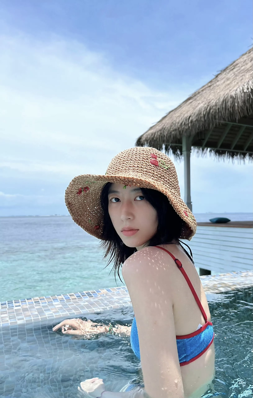 周雨彤[心]  海边蓝色泳装93 #周雨彤# #九月动态激励计划